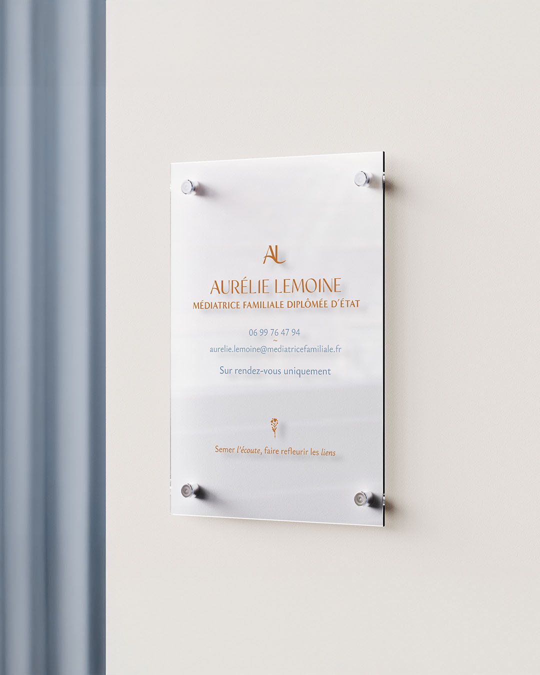 solaire-studio-portfolio-projet-aurelie-lemoine-mediatrice-familiale-plaque-signaletique