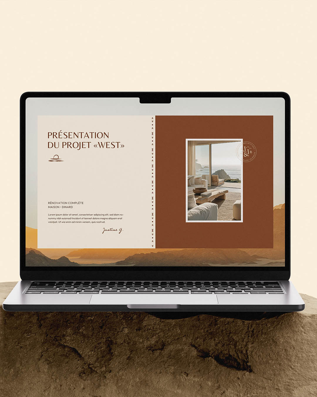 Ordinateur portable ouvert sur une slide de présentation client de Ju&June