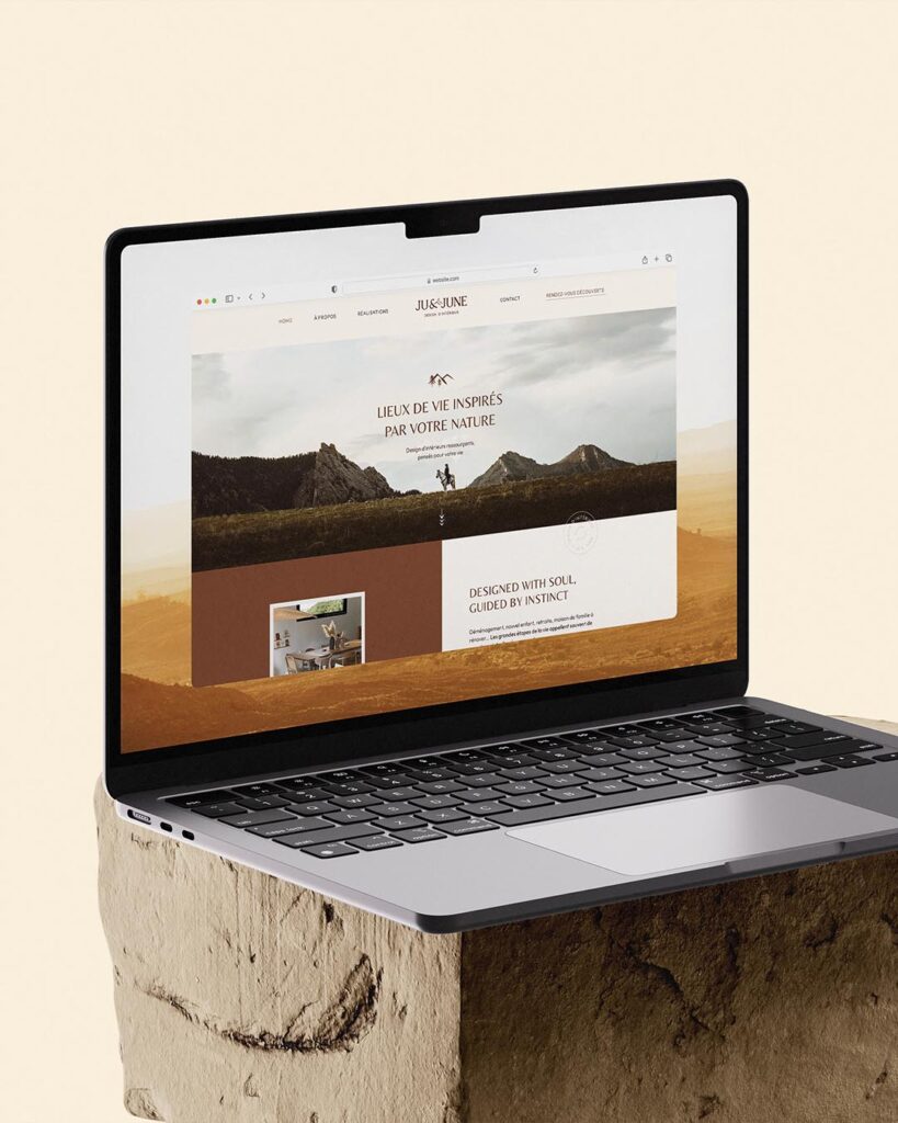 Ordinateur portable ouvert sur le site internet de Ju&June