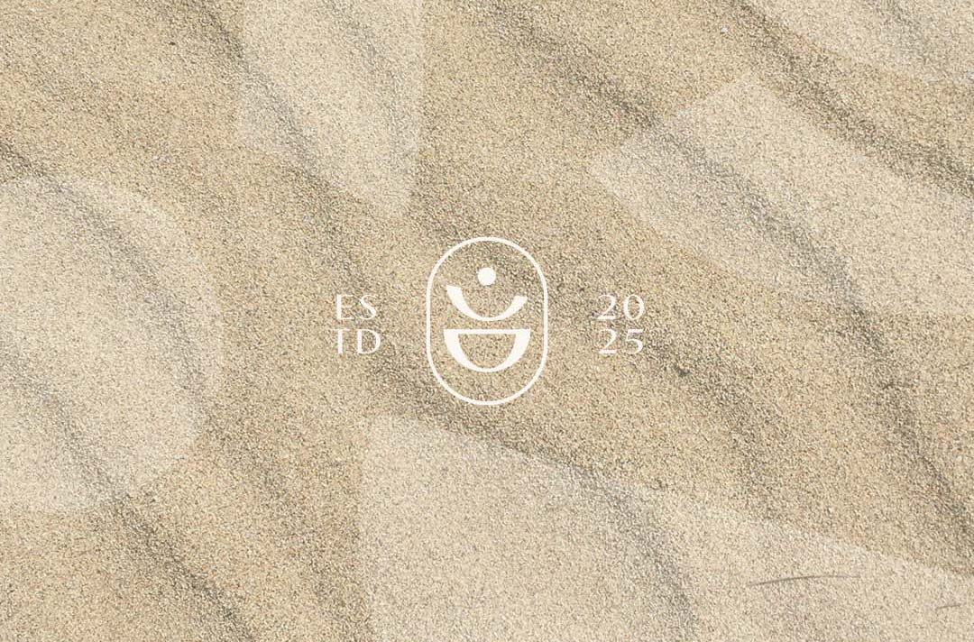 logo blanc sur fond sable