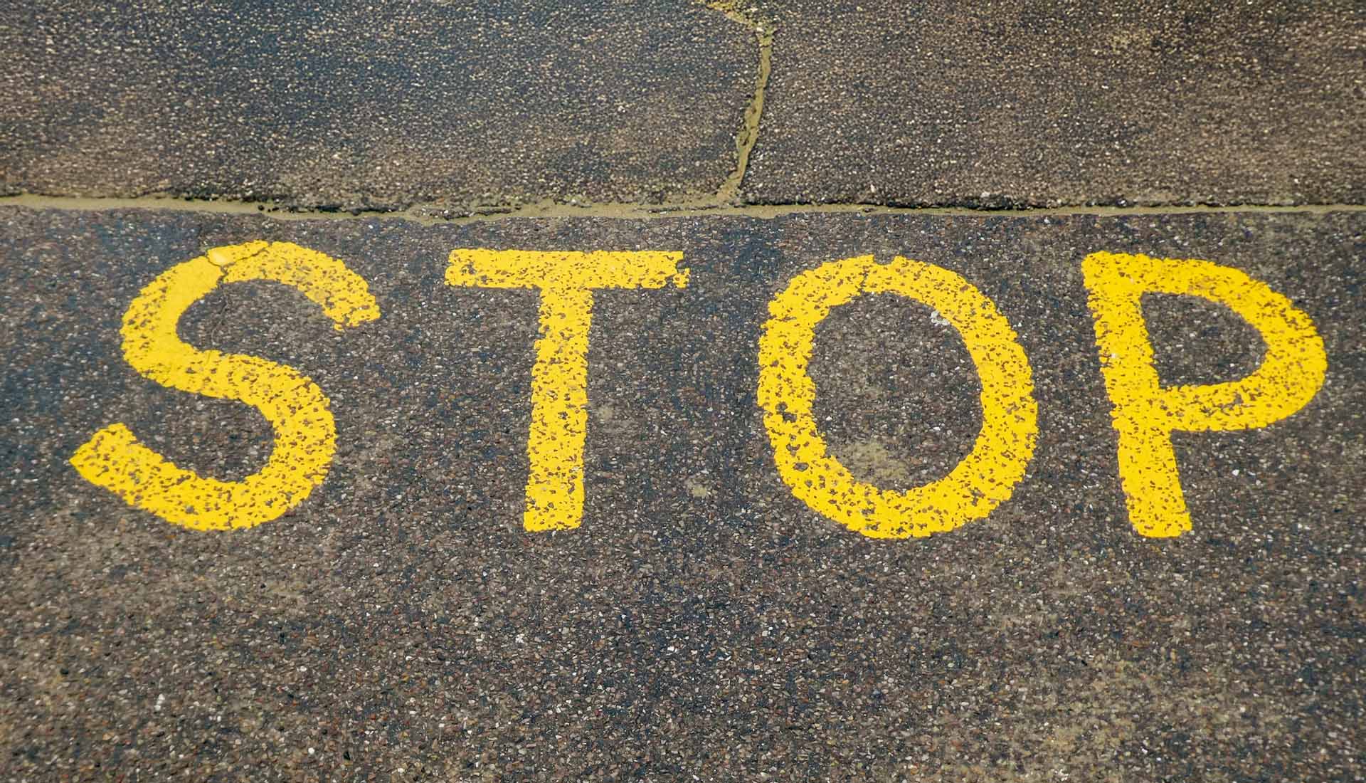 stop écrit en jaune au sol