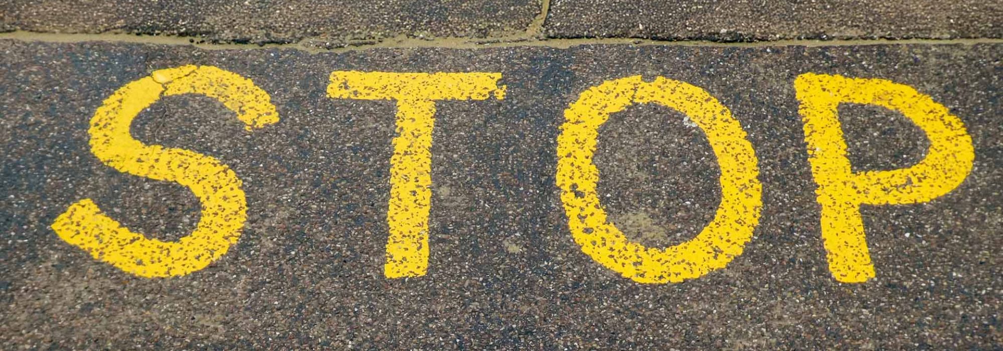 stop écrit en jaune au sol